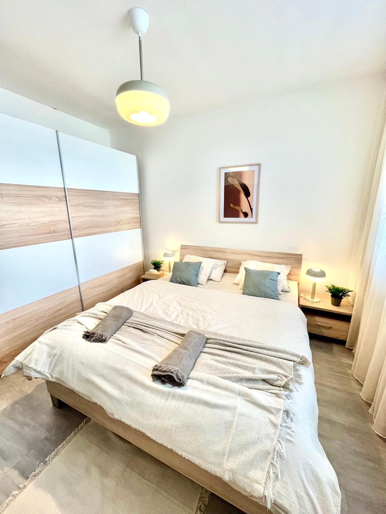 The Elite Suite Downtown 2- Bedroom Apt Ac & Garage Parking Bratislava Bagian luar foto
