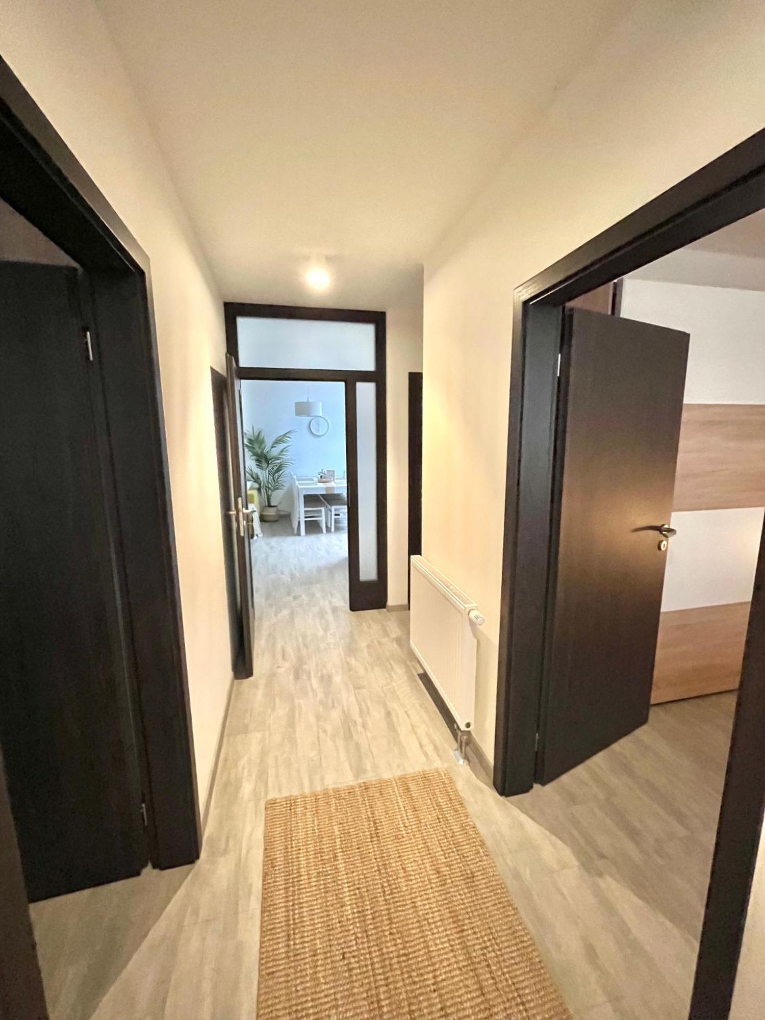 The Elite Suite Downtown 2- Bedroom Apt Ac & Garage Parking Bratislava Bagian luar foto