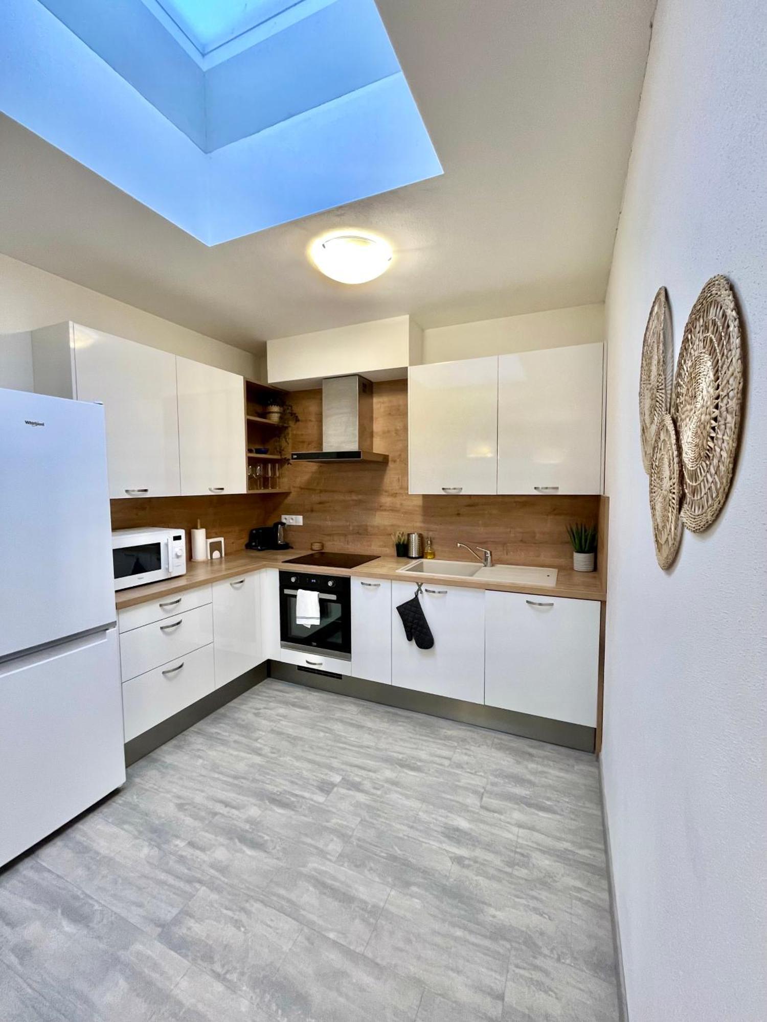 The Elite Suite Downtown 2- Bedroom Apt Ac & Garage Parking Bratislava Bagian luar foto