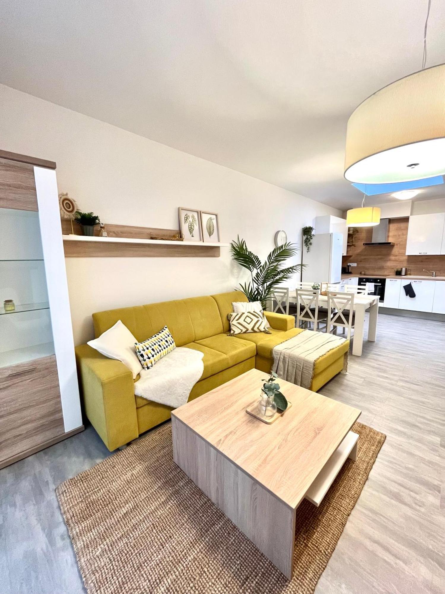 The Elite Suite Downtown 2- Bedroom Apt Ac & Garage Parking Bratislava Bagian luar foto