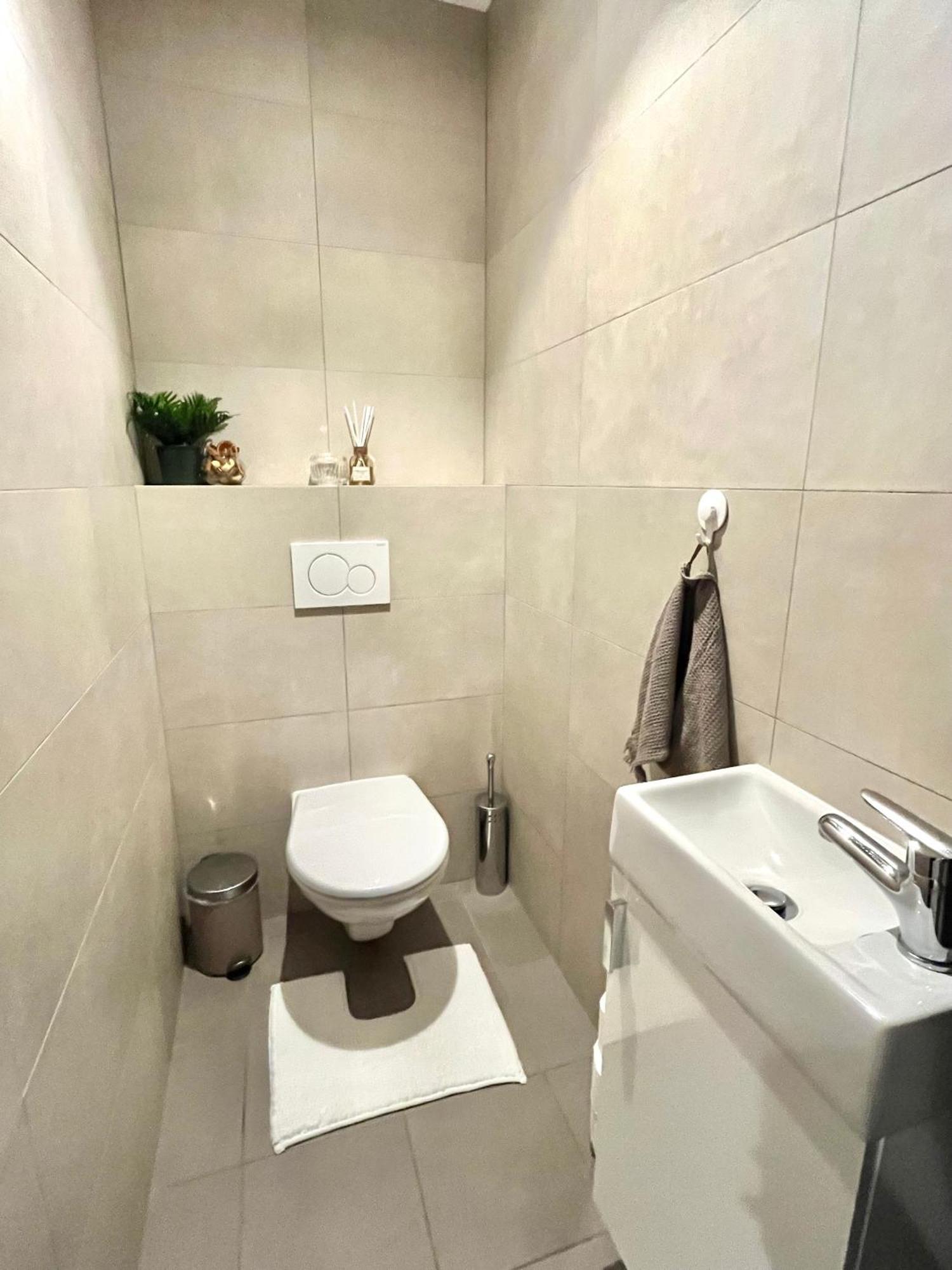 The Elite Suite Downtown 2- Bedroom Apt Ac & Garage Parking Bratislava Bagian luar foto