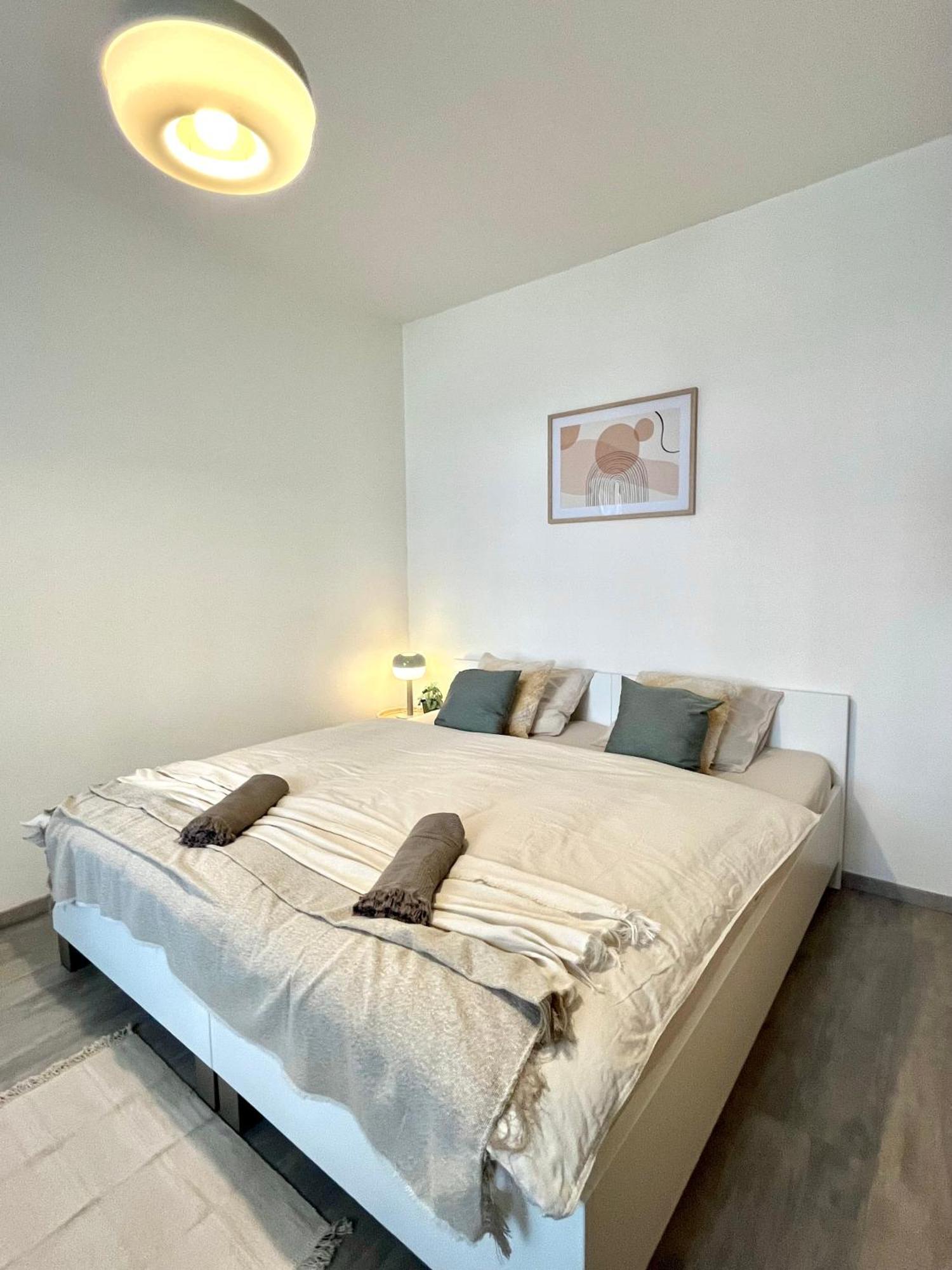 The Elite Suite Downtown 2- Bedroom Apt Ac & Garage Parking Bratislava Bagian luar foto
