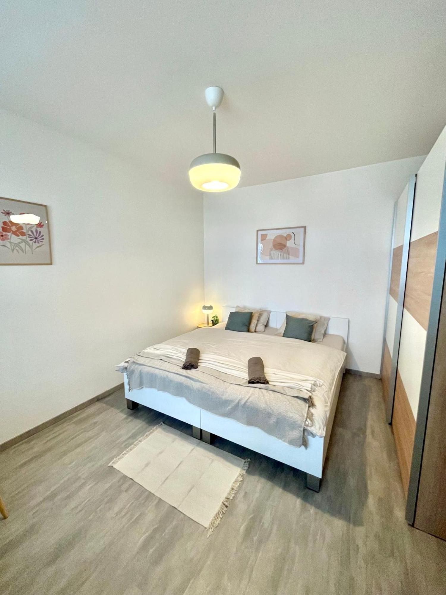 The Elite Suite Downtown 2- Bedroom Apt Ac & Garage Parking Bratislava Bagian luar foto