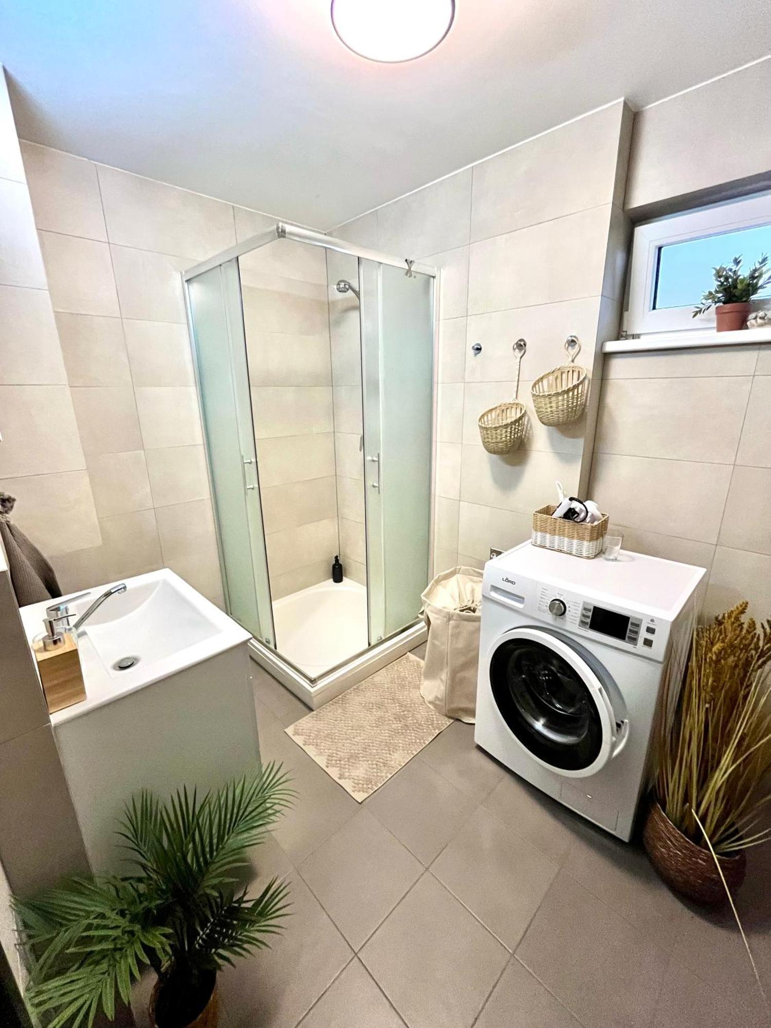 The Elite Suite Downtown 2- Bedroom Apt Ac & Garage Parking Bratislava Bagian luar foto