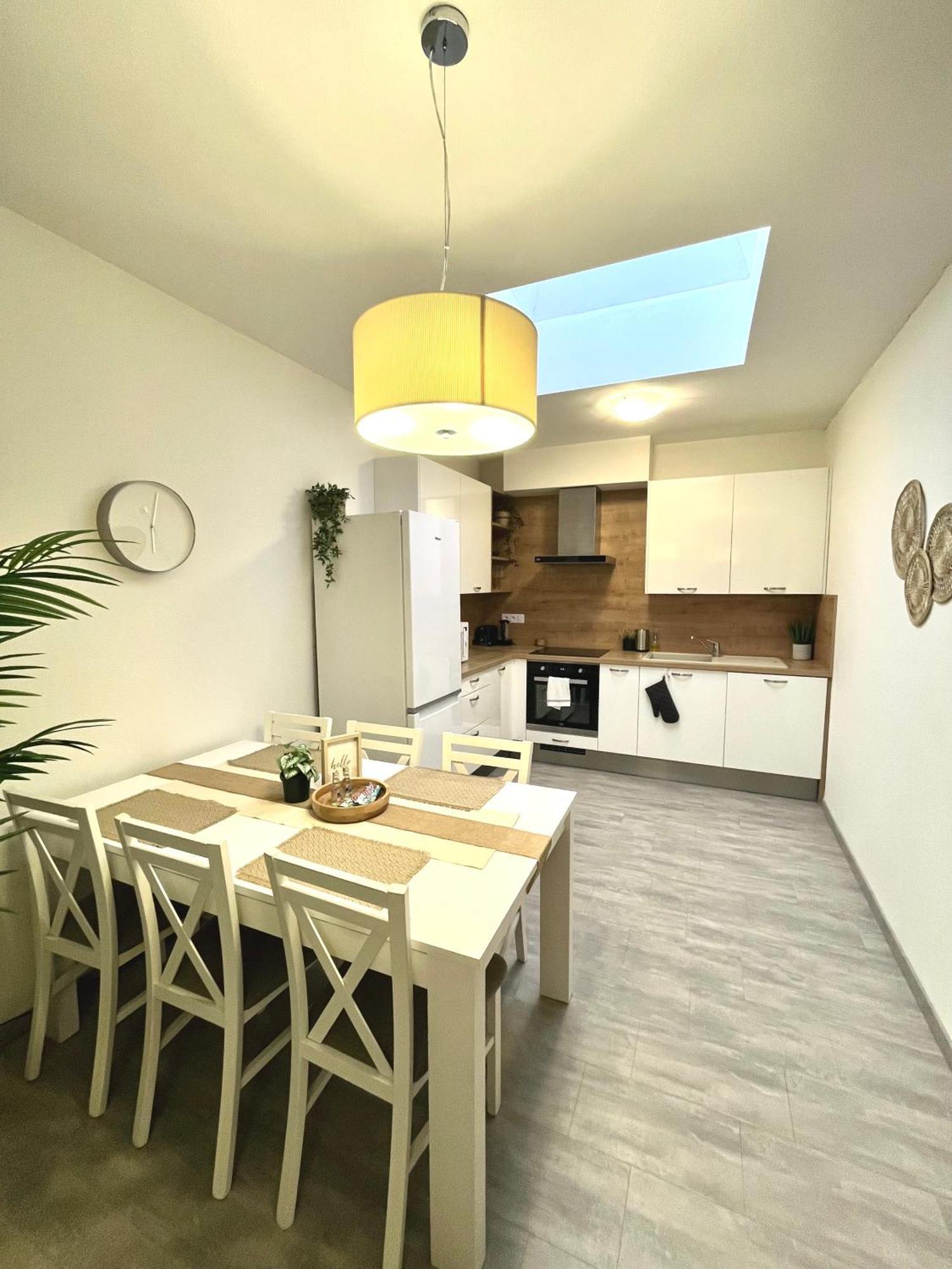 The Elite Suite Downtown 2- Bedroom Apt Ac & Garage Parking Bratislava Bagian luar foto