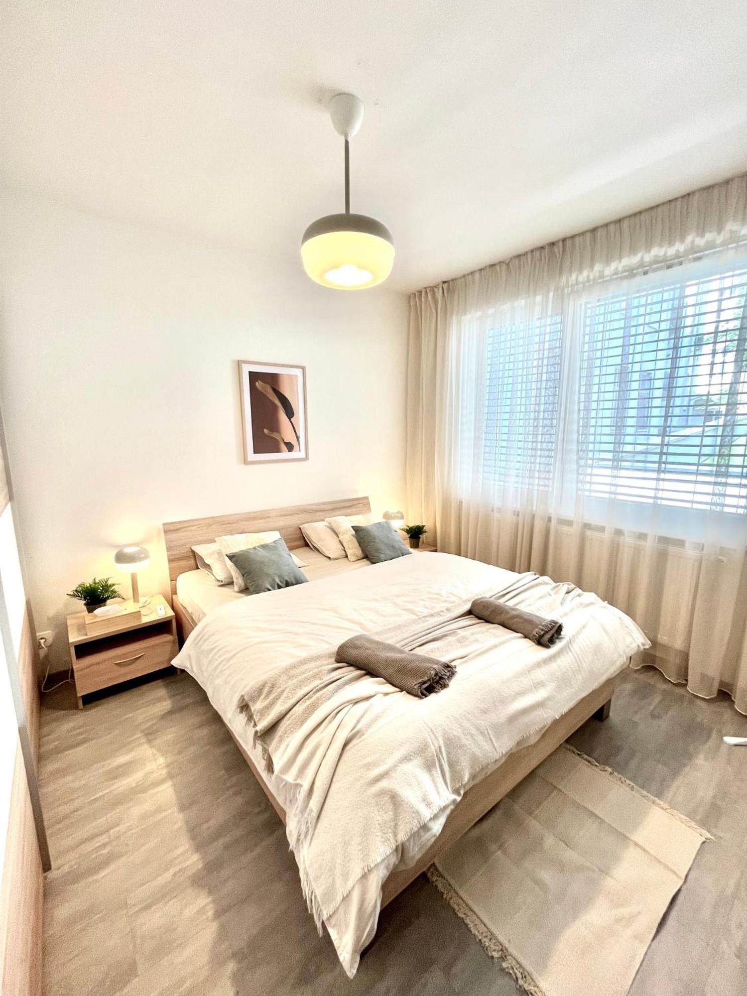The Elite Suite Downtown 2- Bedroom Apt Ac & Garage Parking Bratislava Bagian luar foto
