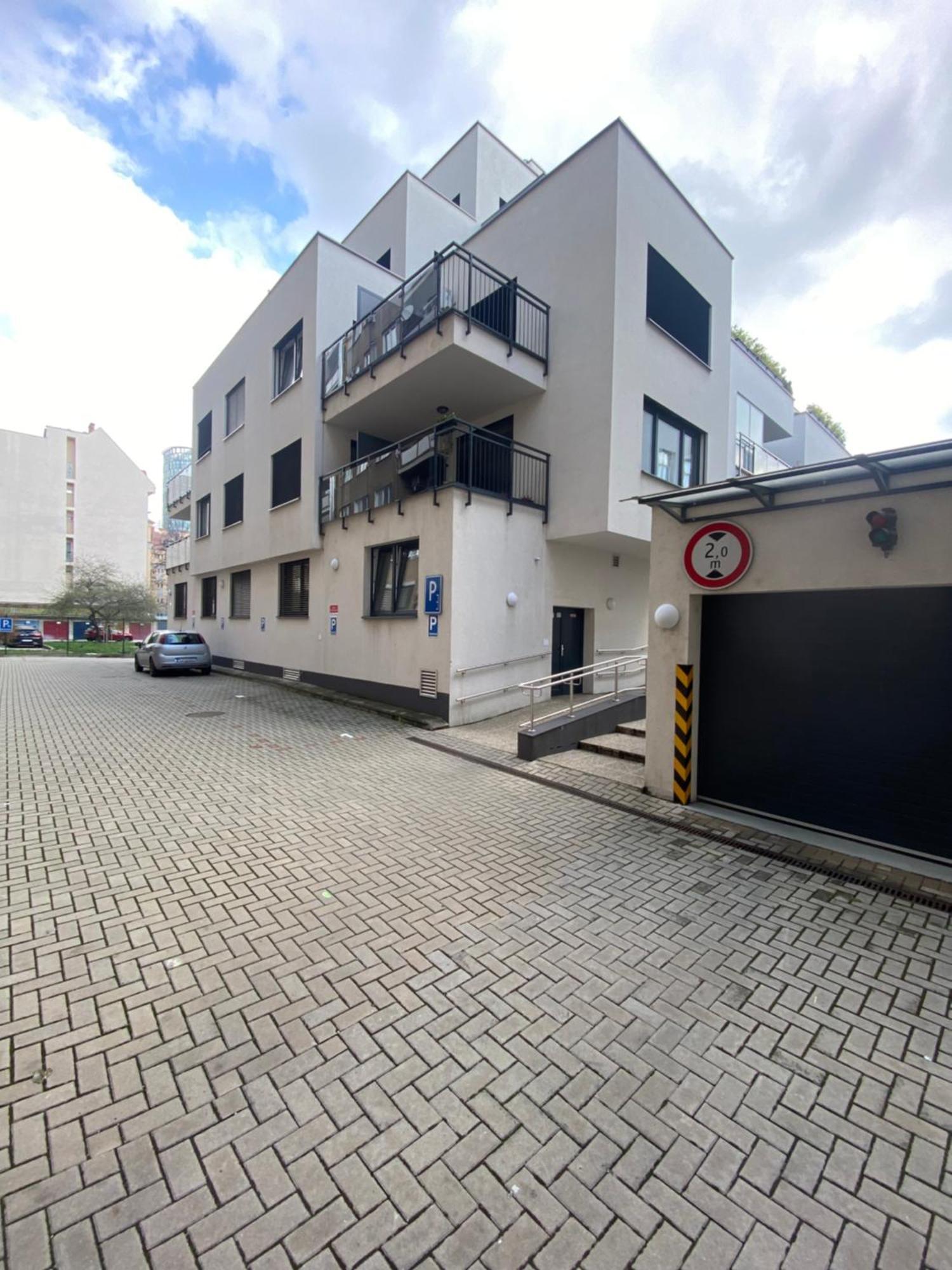 The Elite Suite Downtown 2- Bedroom Apt Ac & Garage Parking Bratislava Bagian luar foto